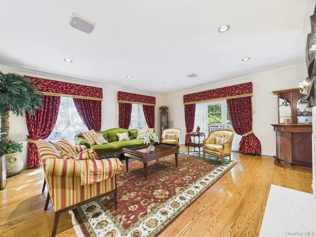 $2,150,000 | 428 Toftree Court, Roslyn, NY 11576