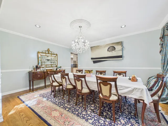 $2,150,000 | 428 Toftree Court, Roslyn, NY 11576