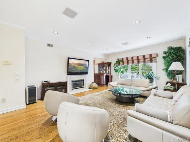 $2,150,000 | 428 Toftree Court, Roslyn, NY 11576