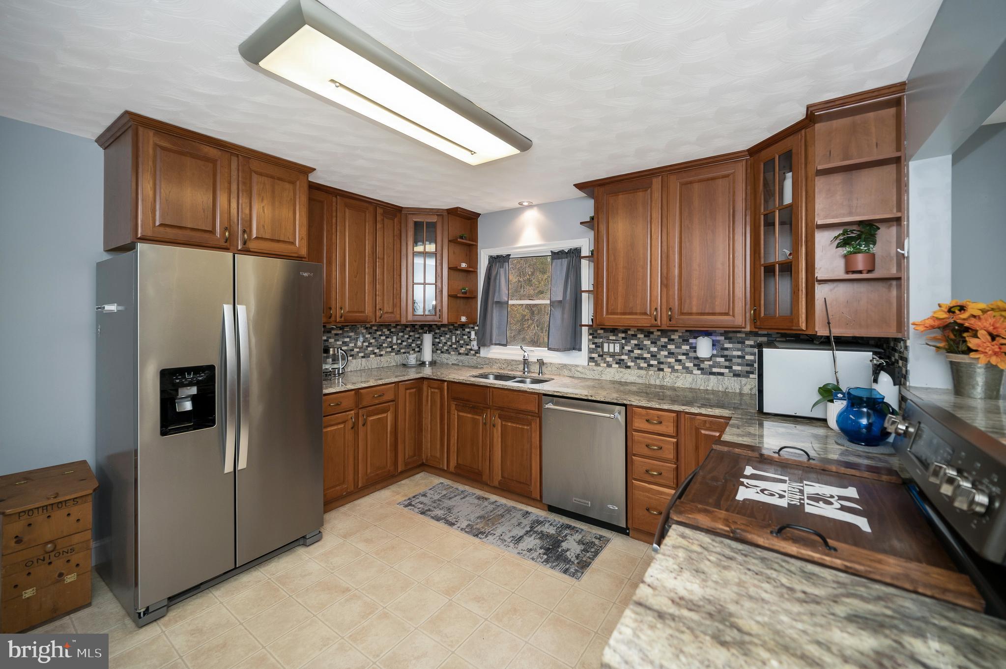 32480 Zoar Road Locust Grove, VA 22508 - Photo 9 of 37 Stainless steel appliances, glass tile backsplash