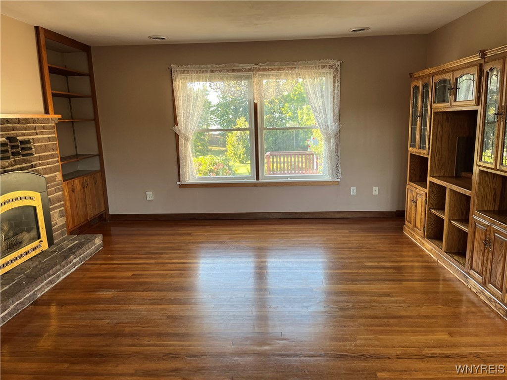 6293 East Lake Road Burt, NY 14028 - Photo 14 of 34 Living room