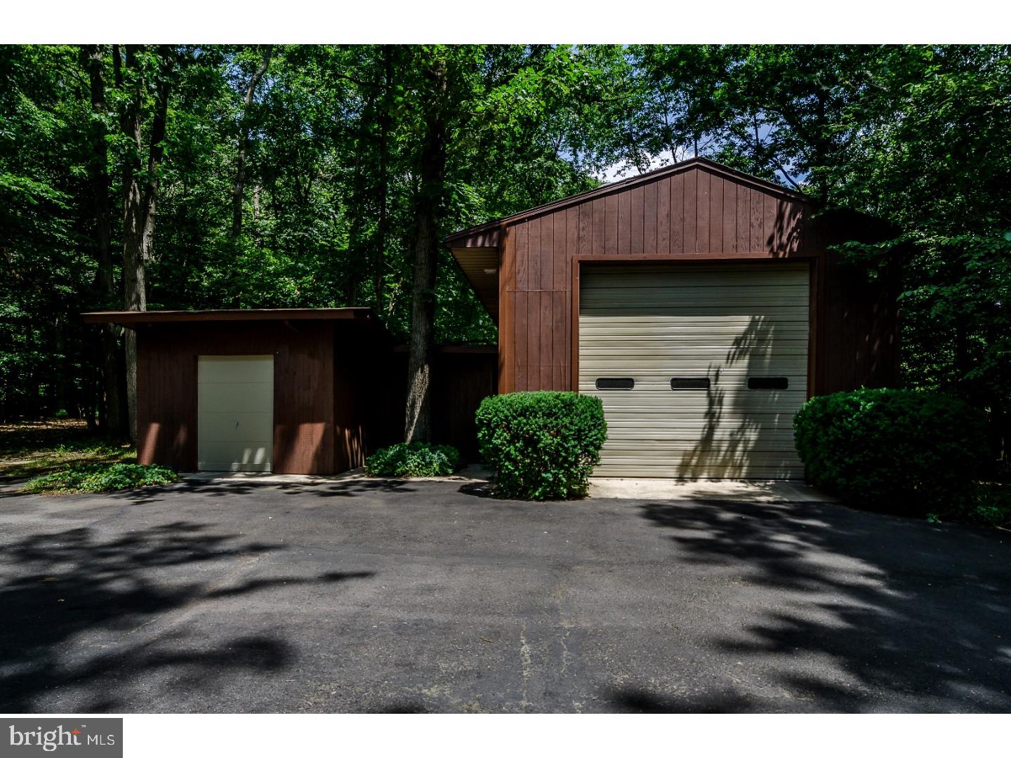 304 Irick Road Westampton, NJ 08060 - Photo 4 of 25 Garage