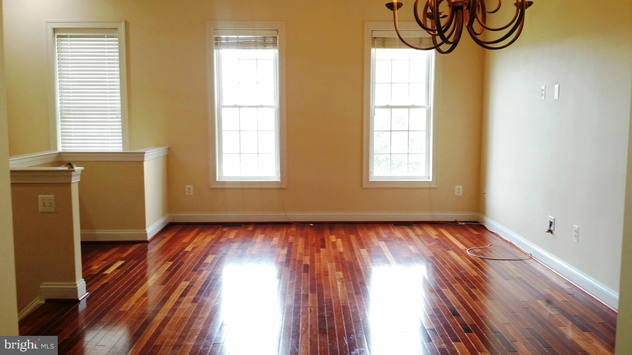 557 Cedar Spring Street Gaithersburg, MD 20877 - Photo 4 of 20 Living Room