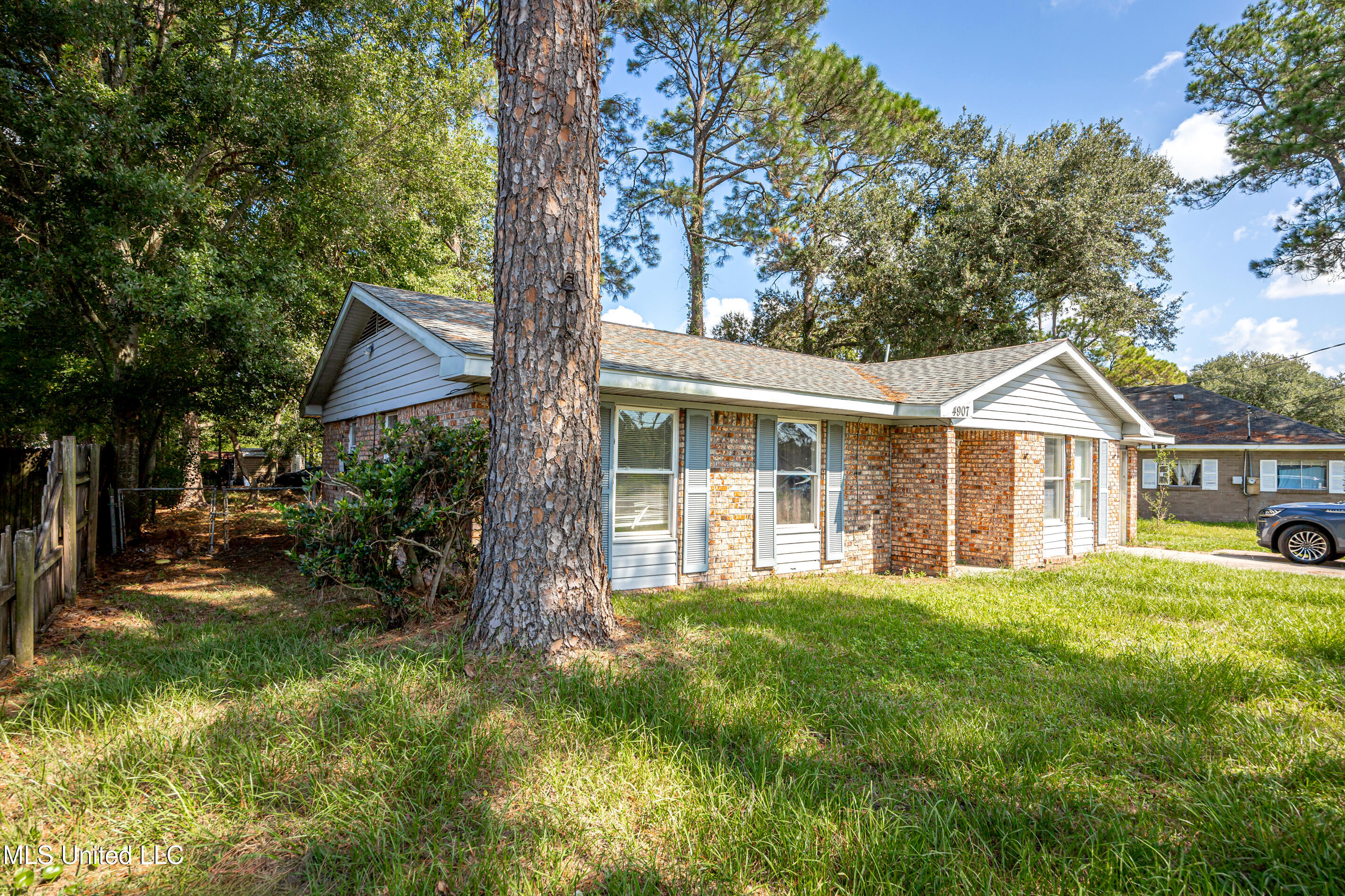 4907 Old Mobile Avenue Pascagoula, MS 39581 - Photo 2 of 33 IMG_8455