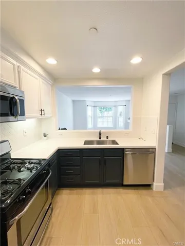 a view of empty room with a ceiling fan
