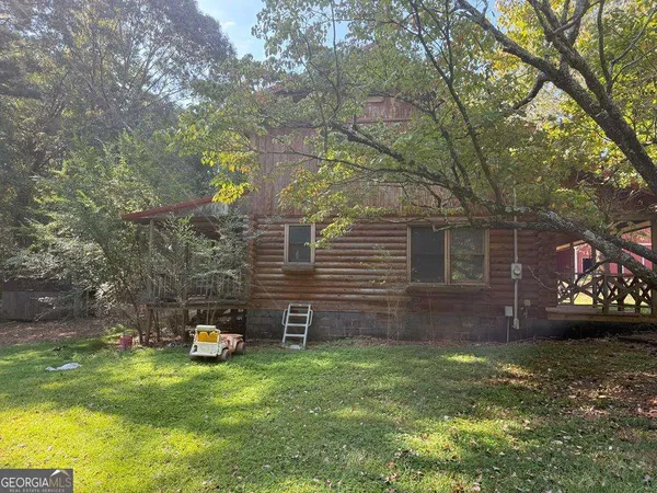 a view of a house with a backyard