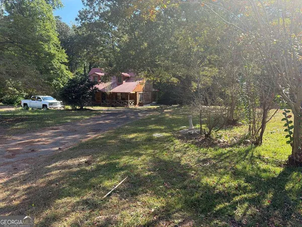 a view of a yard in front of the house