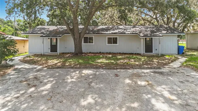 a view of a house with backyard and garden