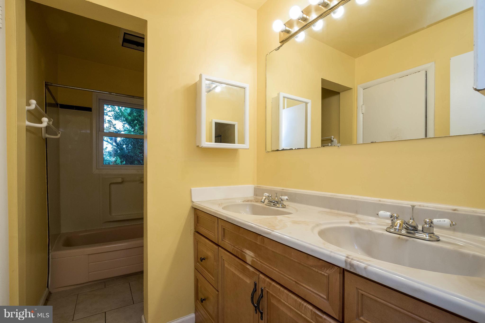 6520 Haystack Road Alexandria, VA 22310 - Photo 7 of 20 Full Bathroom