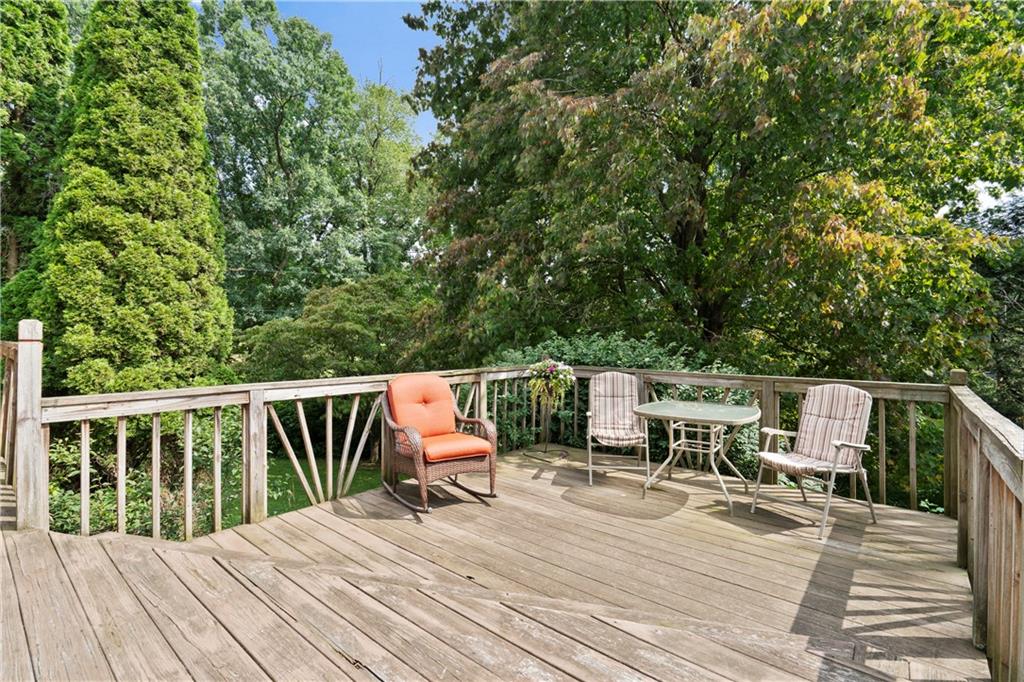 136 Bassett Road Clinton, PA 15026 - Photo 3 of 25