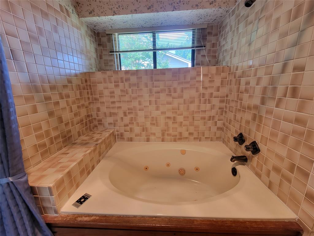 630 Country View Lane Garland, TX 75043 - Photo 17 of 29 Built-in jetted tub with tile surround and integrated tiled bench