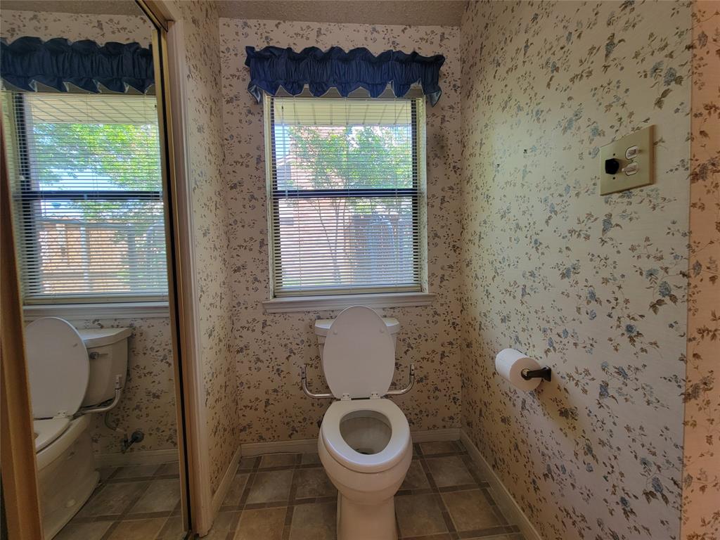 630 Country View Lane Garland, TX 75043 - Photo 18 of 29 Bathroom featuring patterned wallpaper and a window with blinds