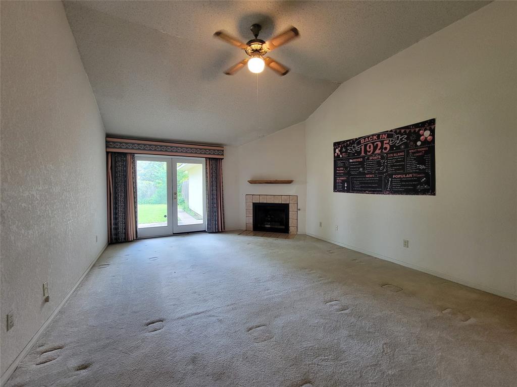 630 Country View Lane Garland, TX 75043 - Photo 6 of 29 Spacious interior featuring a vaulted ceiling and a ceiling fan