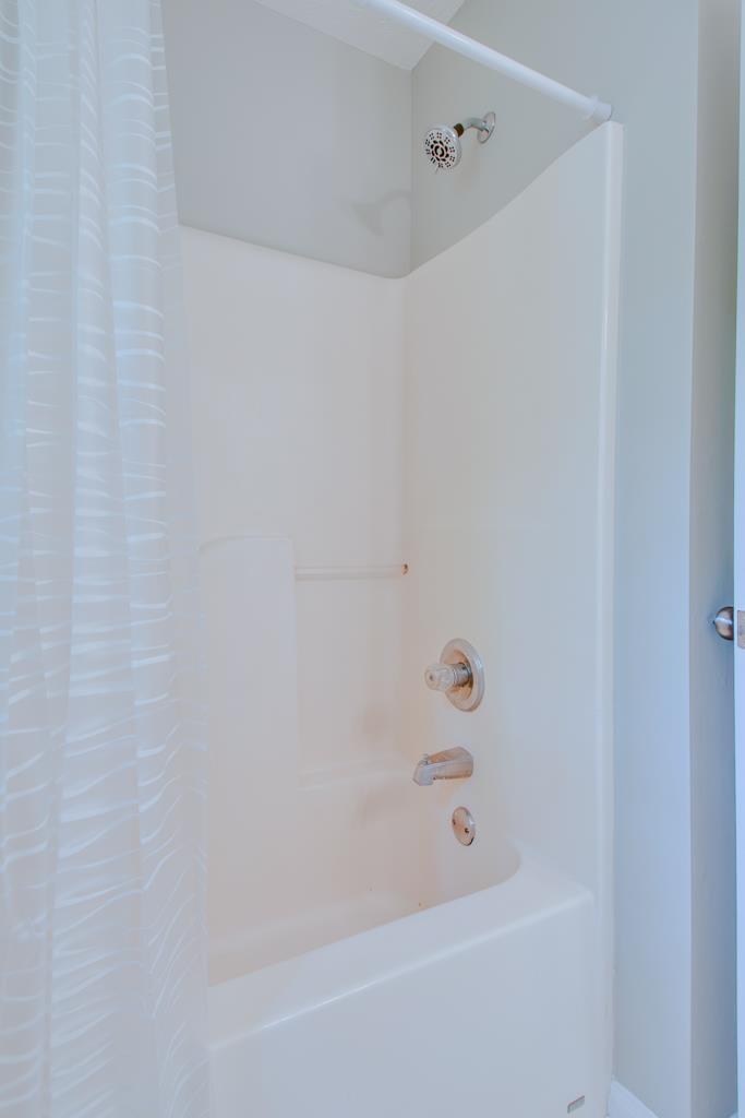 121 Brookside Point Springfield, TN 37172 - Photo 8 of 19 a bathroom with a bathtub