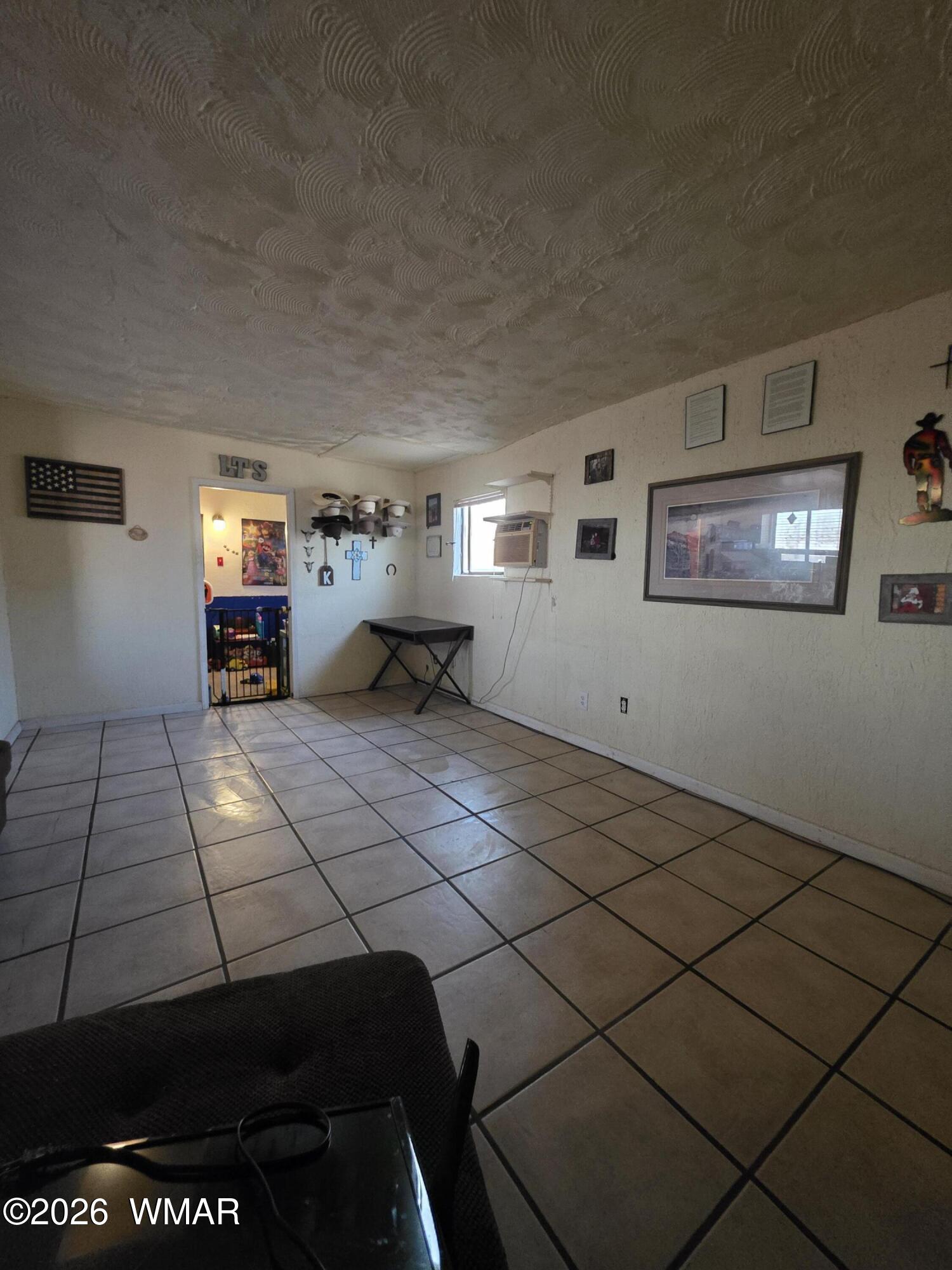 80 L K Ranch Road Holbrook, AZ 86025 - Photo 19 of 29 a living room with furniture
