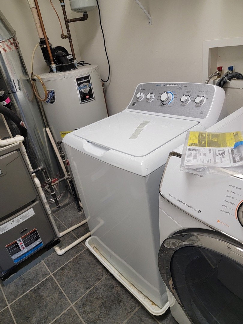 10070 Cummings Street, Unit 3401 Huntley, IL 60142 - Photo 25 of 27 a utility room with dryer and washer