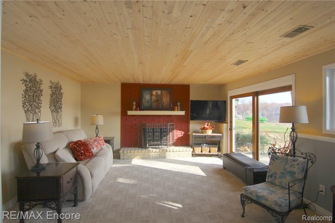8635 Waumegah Road Clarkston, MI 48348 - Photo 22 of 50 Waumegah Rd Great Room.jpg