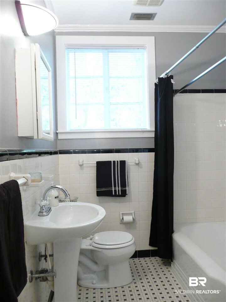 311 Dawn Place Mobile, AL 36609 - Photo 10 of 35 Guest Bath