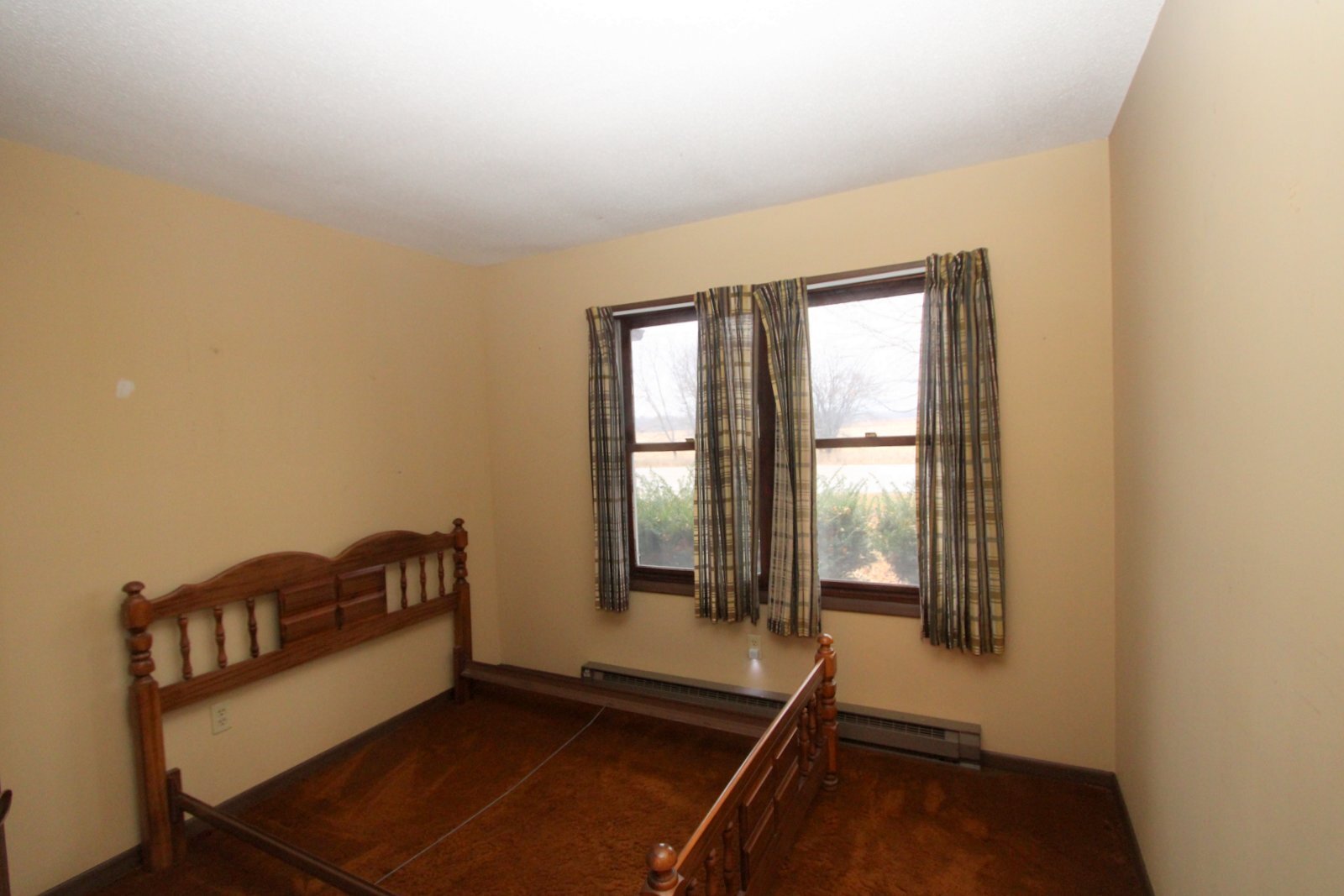 8105 Lawrence Road Harvard, IL 60033 - Photo 10 of 14 a room with windows