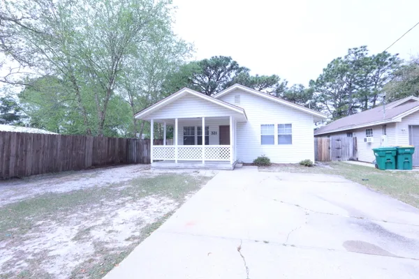 $1,350 | 321 Michael Circle, Mary Esther, FL 32569