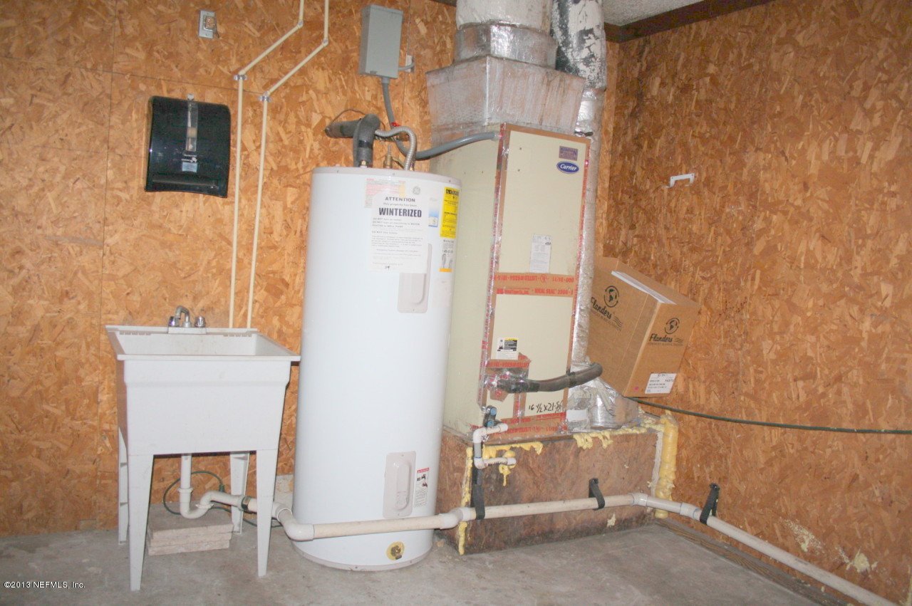 12880 Beaubien Road Jacksonville, FL 32258 - Photo 15 of 20 a utility room with dryer and washer