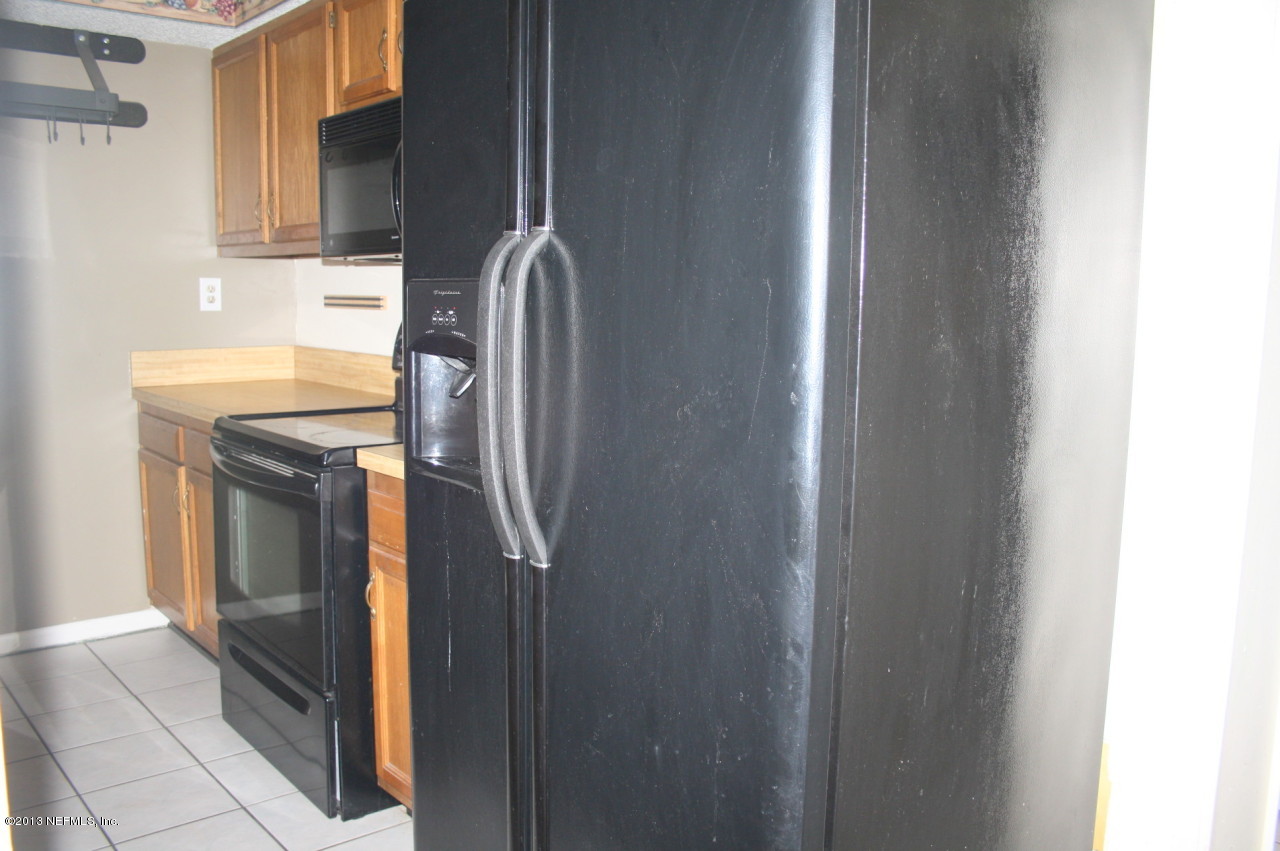 12880 Beaubien Road Jacksonville, FL 32258 - Photo 5 of 20 a kitchen with a refrigerator and a sink