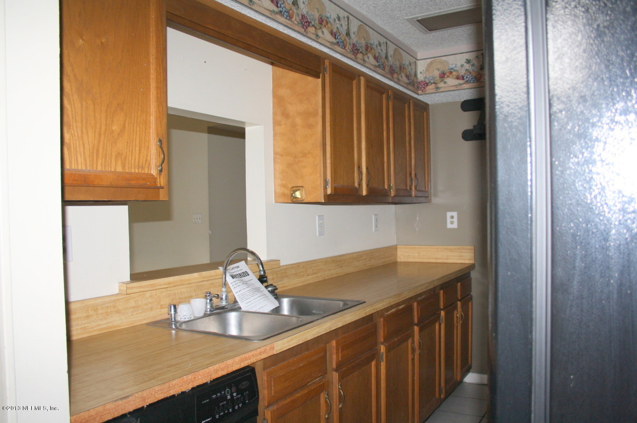 12880 Beaubien Road Jacksonville, FL 32258 - Photo 8 of 20 a kitchen with a sink and a mirror