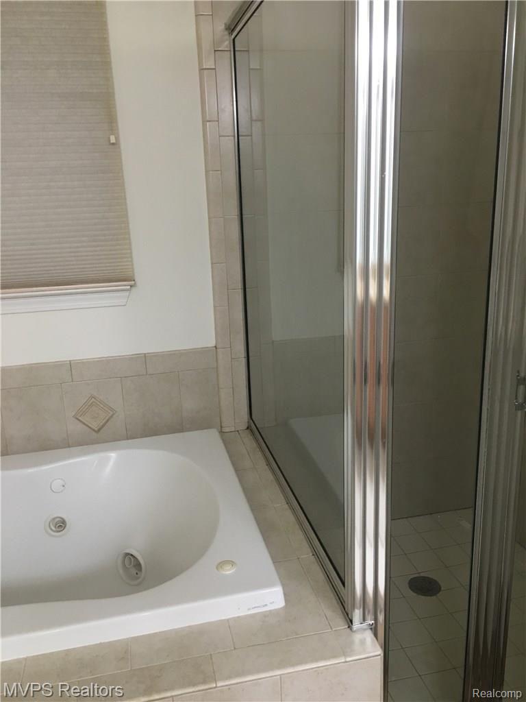 3191 Villanova Circle Rochester, MI 48307 - Photo 12 of 28 vmbath.jpg
