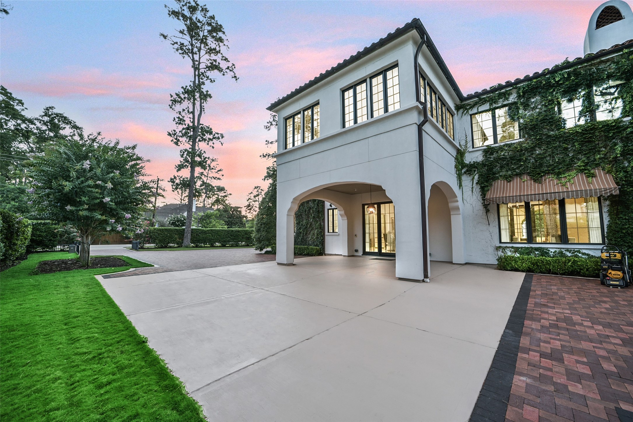 252 Piney Point Road Houston, TX 77024 - Photo 31 of 46 The porte cochere offers a covered entrance to the family and kitchen area, providing sheltered access on rainy days with classic architectural charm.