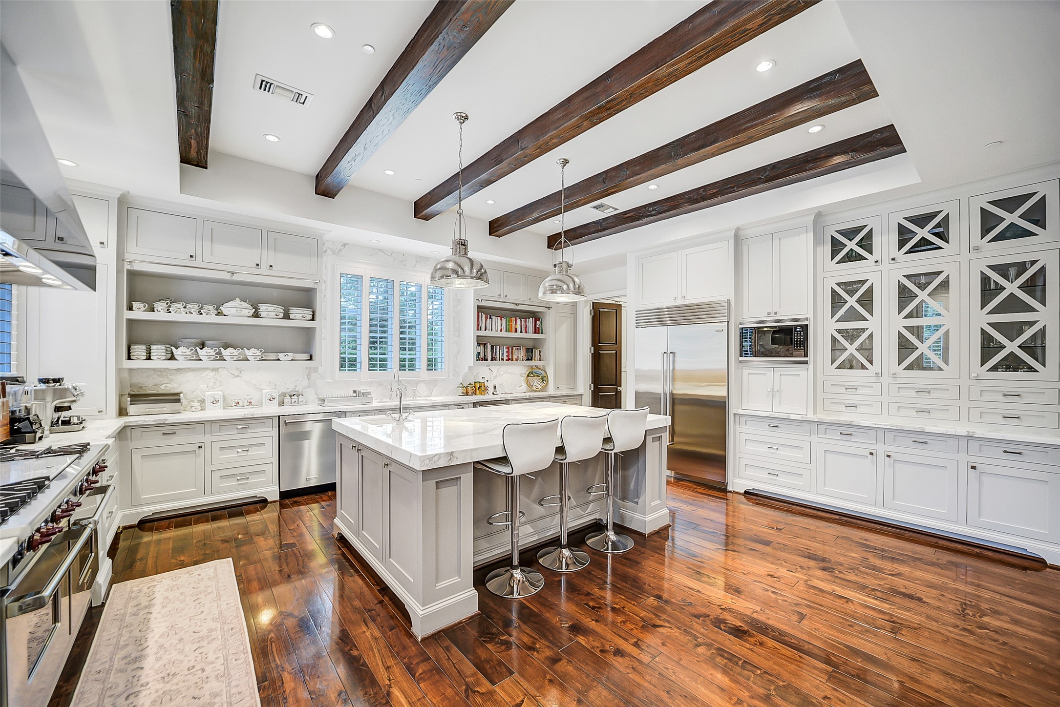 252 Piney Point Road Houston, TX 77024 - Photo 7 of 46 The chef's kitchen with custom cabinetry features excellent storage, appliance garage, oversized island offers additional seating.