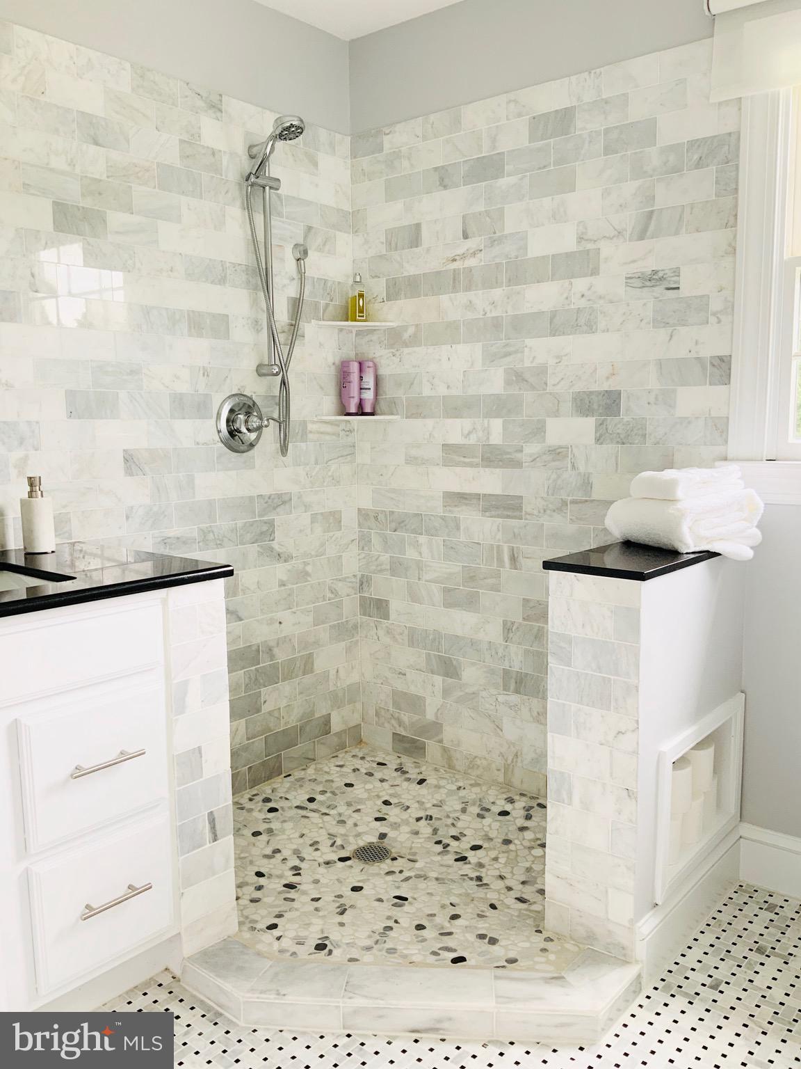 4045 Zulla Road The Plains, VA 20198 - Photo 22 of 33 2nd Floor Mini-Master En-Suite Bathroom