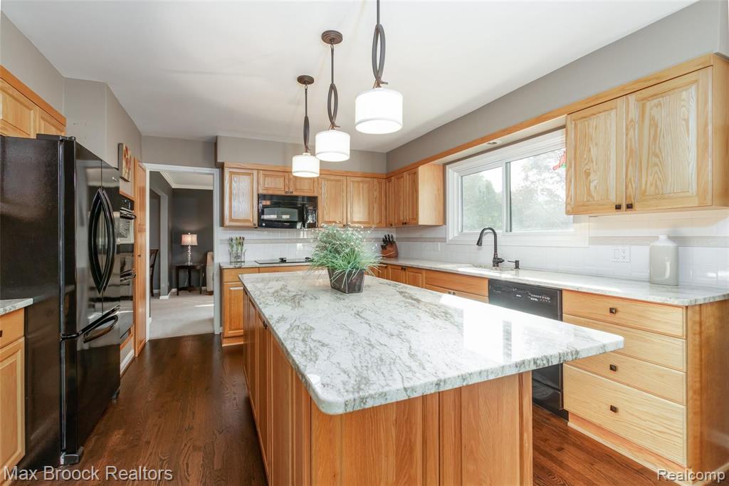 313 Lake Forest Road Rochester Hills, MI 48309 - Photo 7 of 32