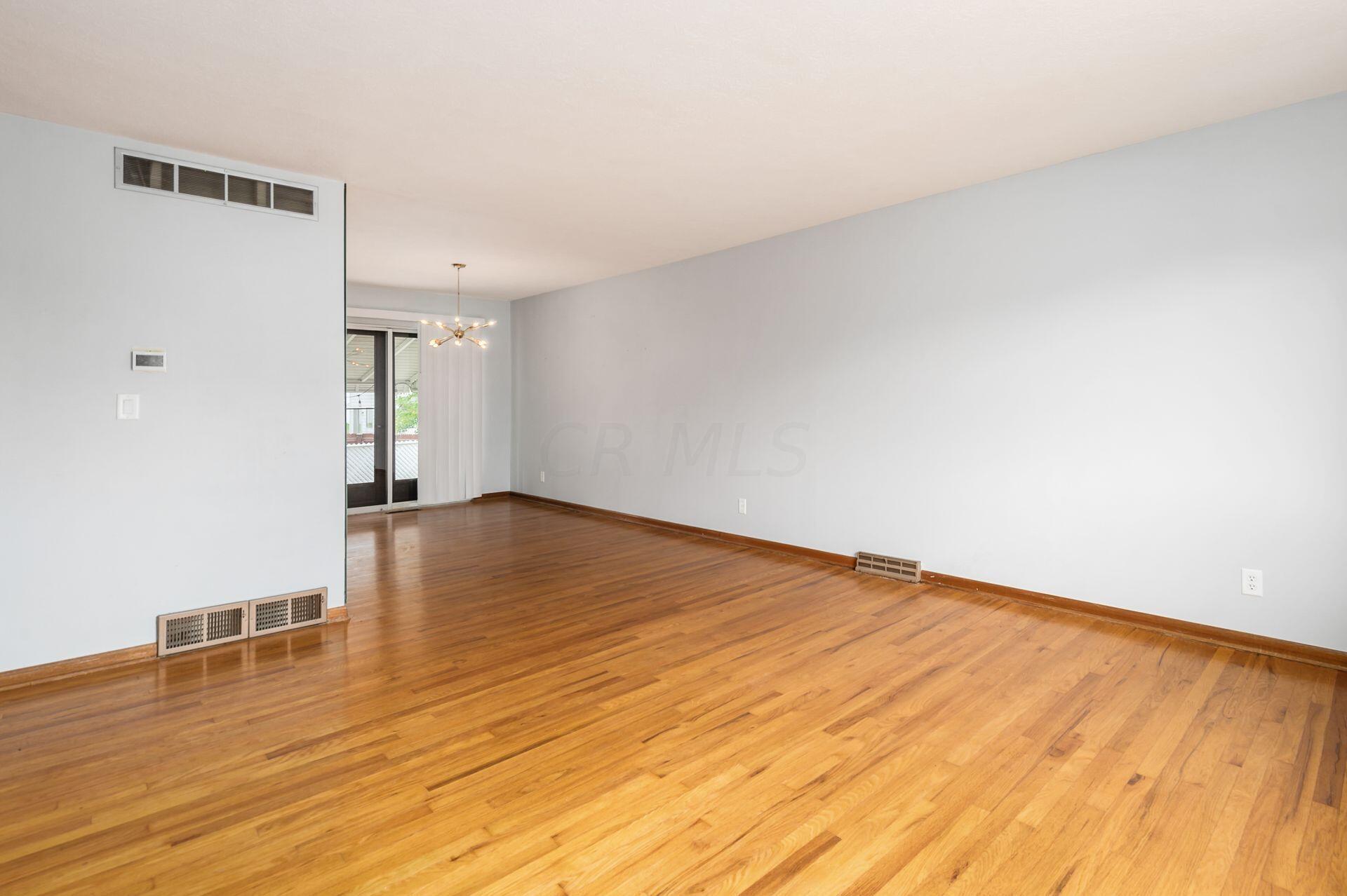 5355 Karl Road Columbus, OH 43229 - Photo 12 of 39 LIVING ROOM