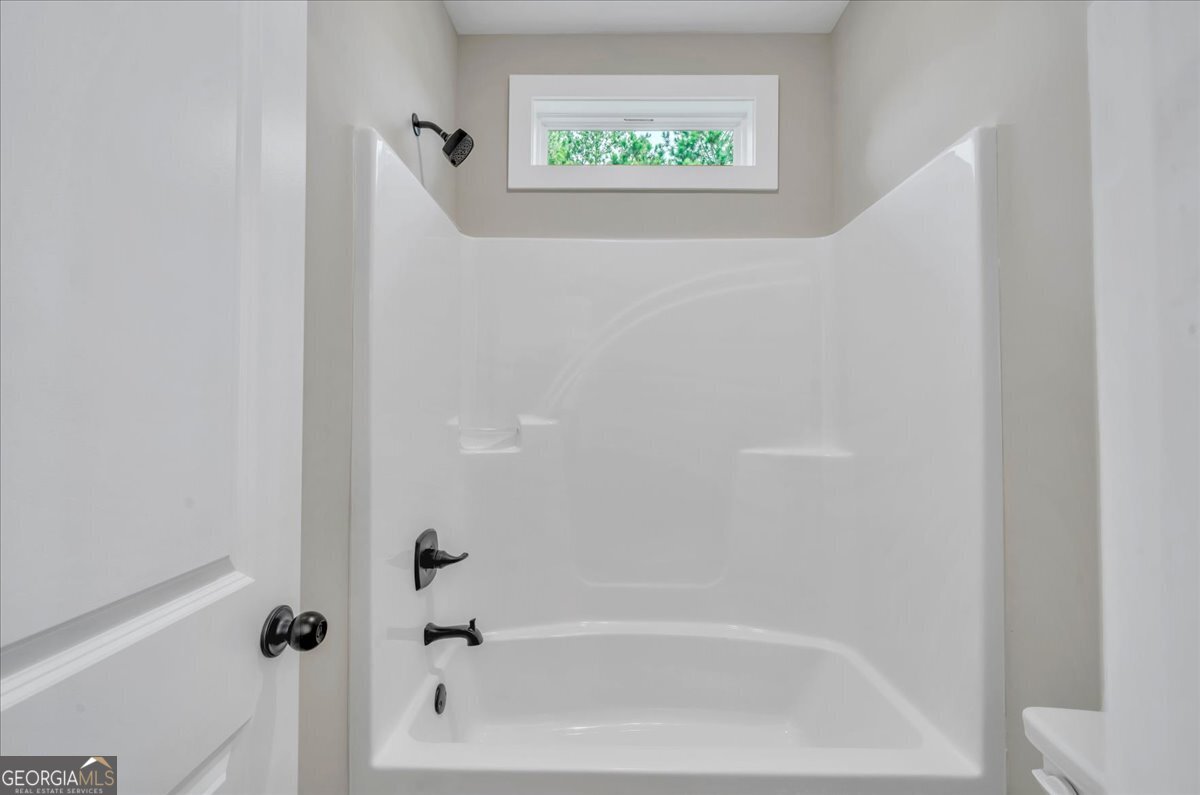 87 River Ridge Drive Hawkinsville, GA 31036 - Photo 64 of 65 a bathroom with a bathtub
