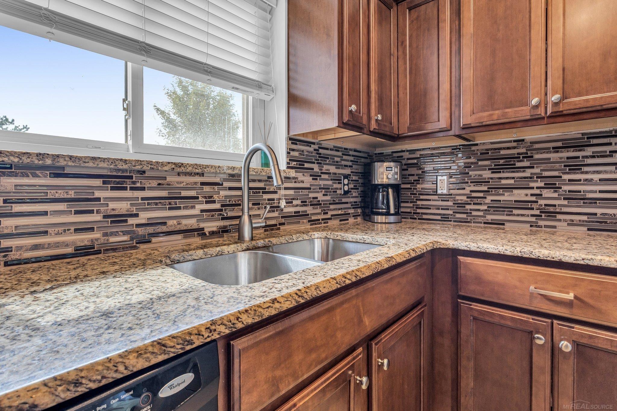 690 Baker Street Rochester, MI 48307 - Photo 14 of 30 50147867-2f9ed58c-78db-458c-a5c3-f5b87a671d97.JPG