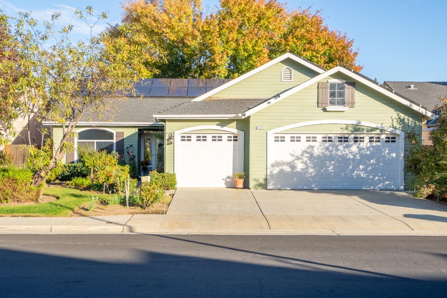 2573 Applegate Avenue Clovis, CA 93611 - Photo 1 of 26 a front view of house with yard