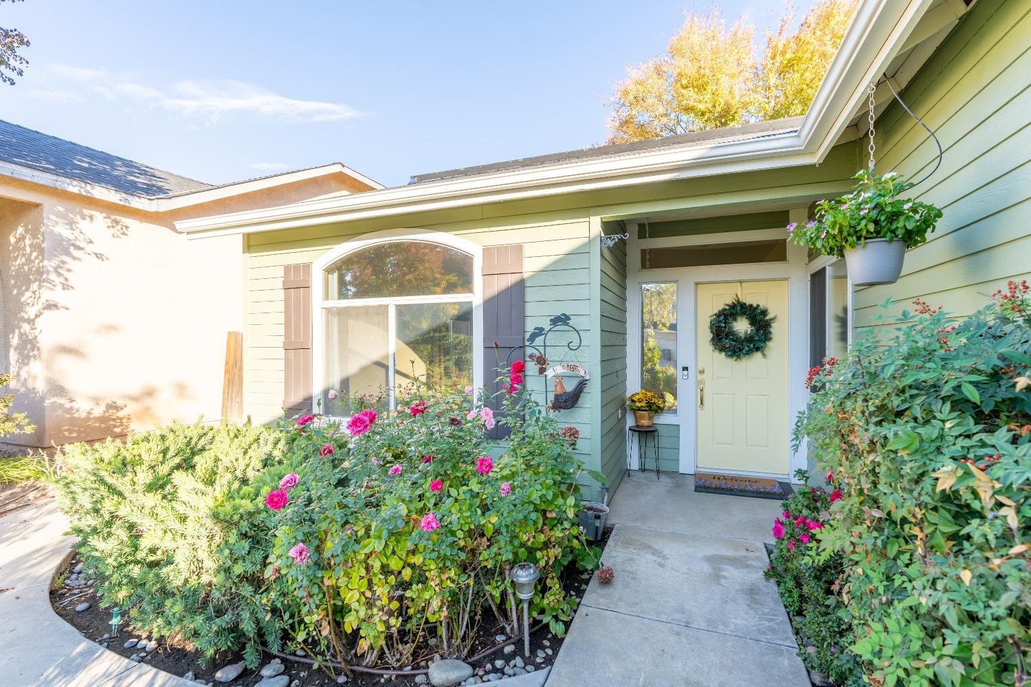 2573 Applegate Avenue Clovis, CA 93611 - Photo 2 of 26 a front view of a house with a fountain