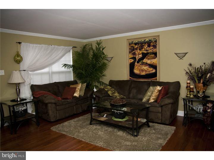 5492 Rinker Circle, Unit 318 Doylestown, PA 18902 - Photo 2 of 8 Living Room