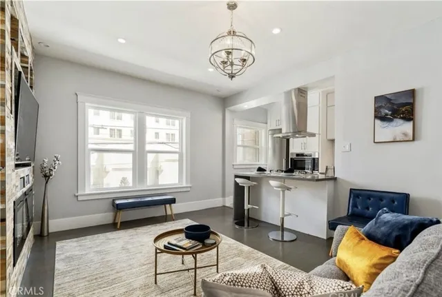 $1,800 | 325 West 3rd Street, Long Beach, CA 90802