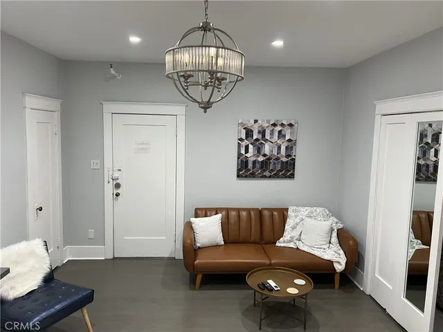 $1,800 | 325 West 3rd Street, Long Beach, CA 90802