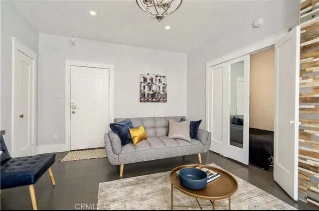 $1,800 | 325 West 3rd Street, Long Beach, CA 90802