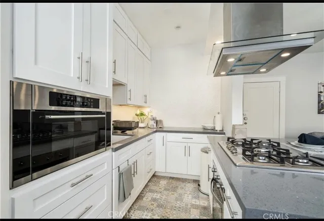 $1,800 | 325 West 3rd Street, Long Beach, CA 90802