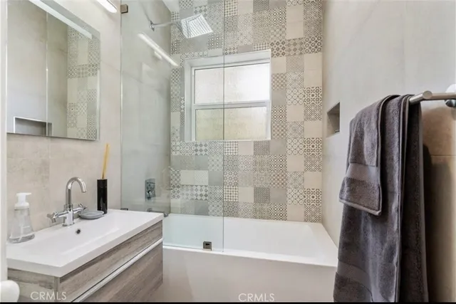 $1,800 | 325 West 3rd Street, Long Beach, CA 90802