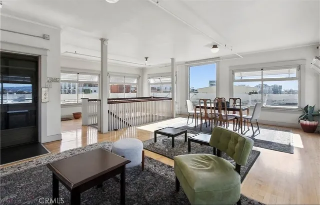 $1,800 | 325 West 3rd Street, Long Beach, CA 90802