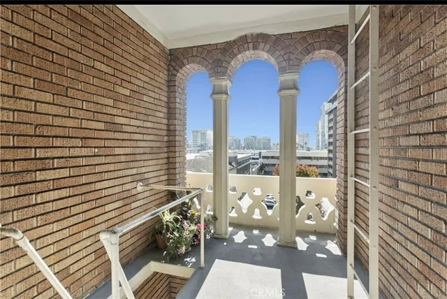 $1,800 | 325 West 3rd Street, Long Beach, CA 90802