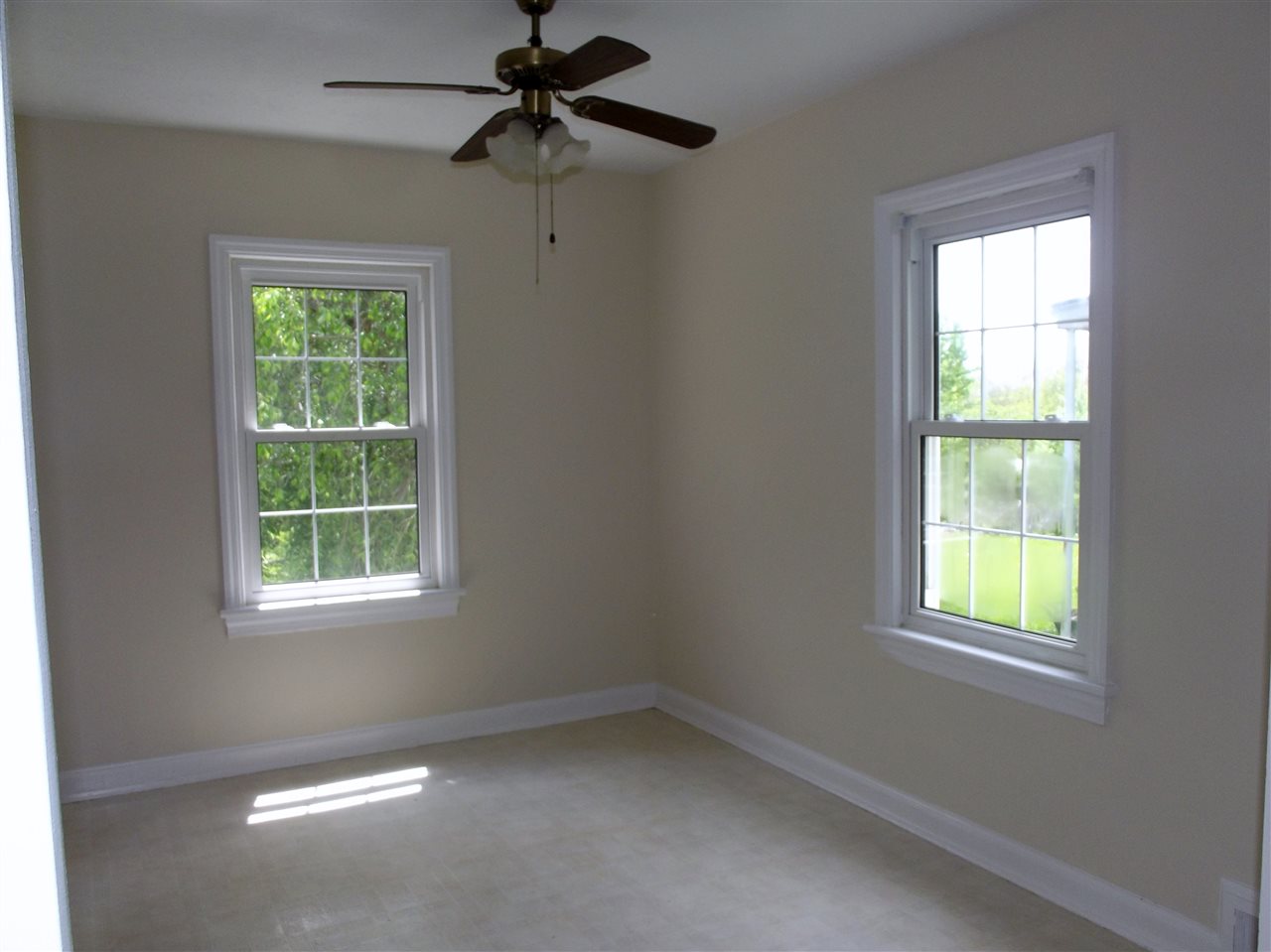 402 East Rockingham Street Elkton, VA 22827 - Photo 3 of 13 Gallery Image 3