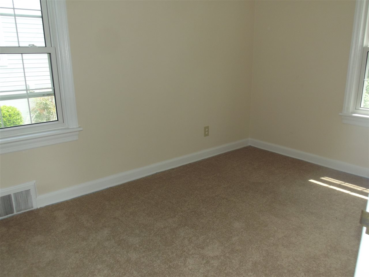 402 East Rockingham Street Elkton, VA 22827 - Photo 8 of 13 Gallery Image 8