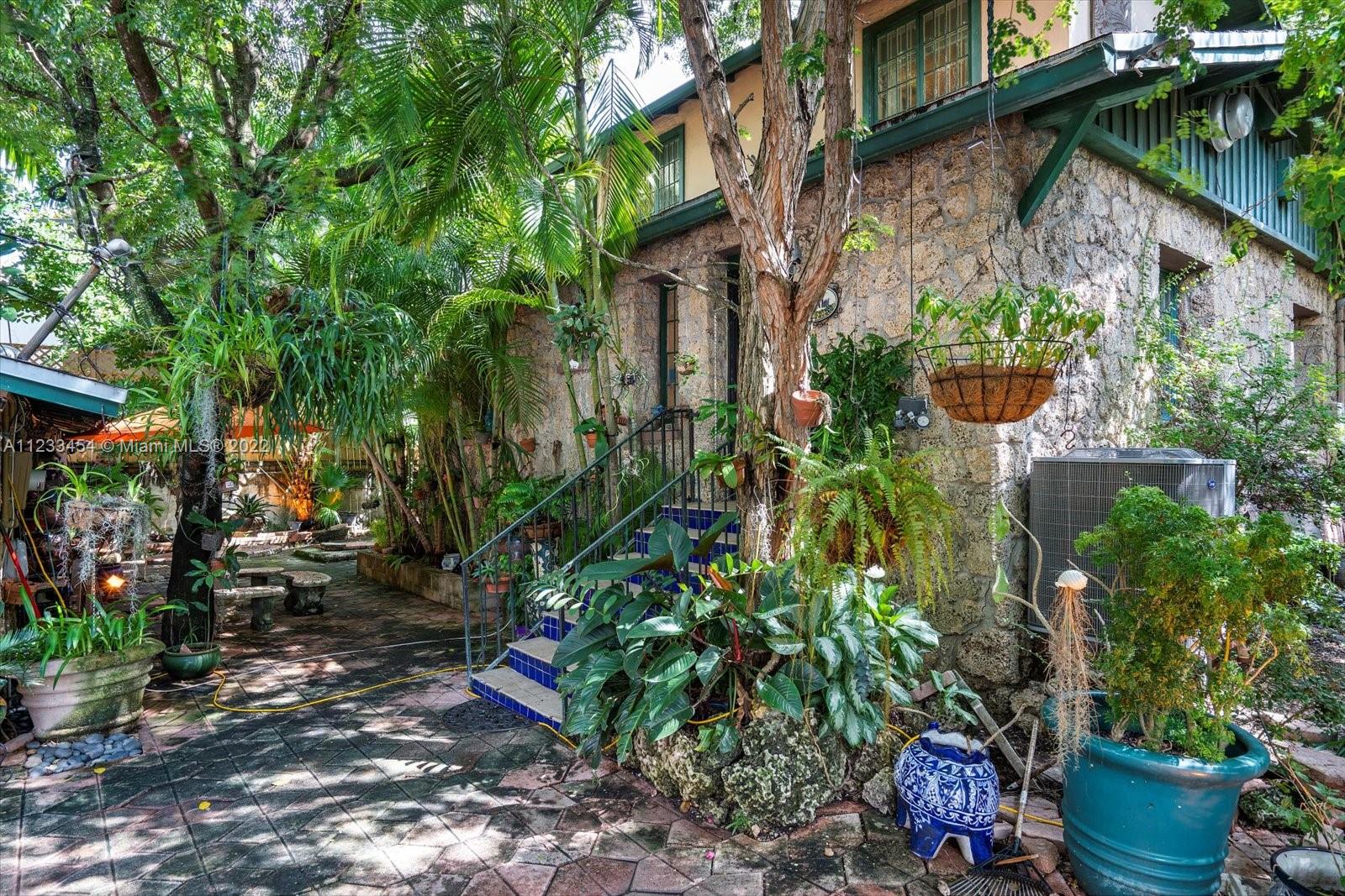 3041 Oak Avenue Coconut Grove, FL 33133 - Photo 20 of 31 a view of a backyard with plants