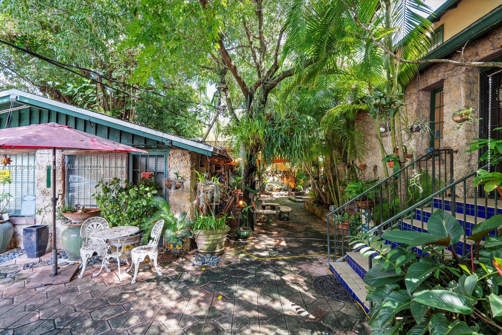 3041 Oak Avenue Coconut Grove, FL 33133 - Photo 24 of 31 a backyard of a house with lots of green space