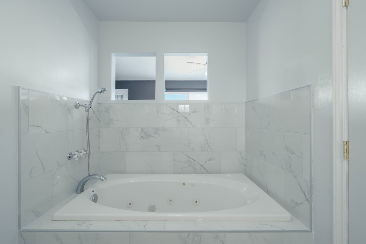 27-571 Kalaoa Camp Road Papaikou, HI 96781 - Photo 24 of 29 a bathroom with a bathtub